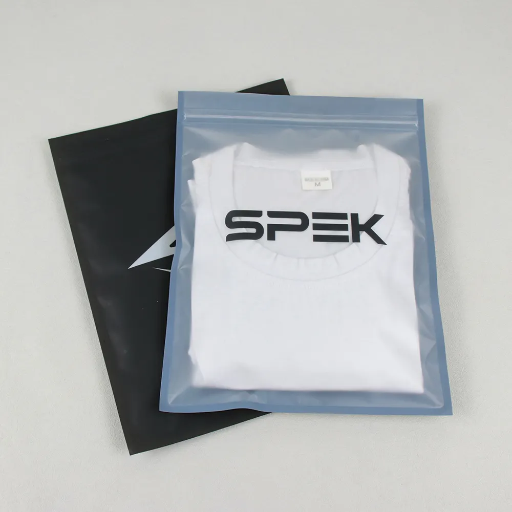 ถุงพลาสติกสีดำเคลือบด้านพิมพ์แบบกำหนดเองสำหรับบรรจุภัณฑ์เสื้อผ้าถุงฝ้าถุงเสื้อผ้าสีดำพร้อมหน้าใส