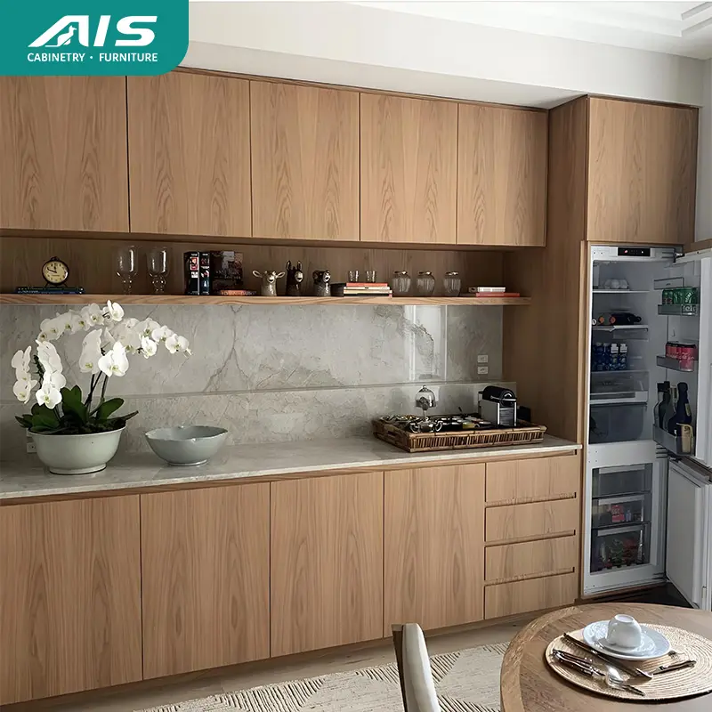 AIS 2026 เฟอร์นิเจอร์ทันสมัยสีน้ำตาลหรูหราตู้ครัวเมลามีนไม้ MDF แบบกำหนดเองพร้อมอ่างล้างจานตู้ครัวแบบแยกส่วน