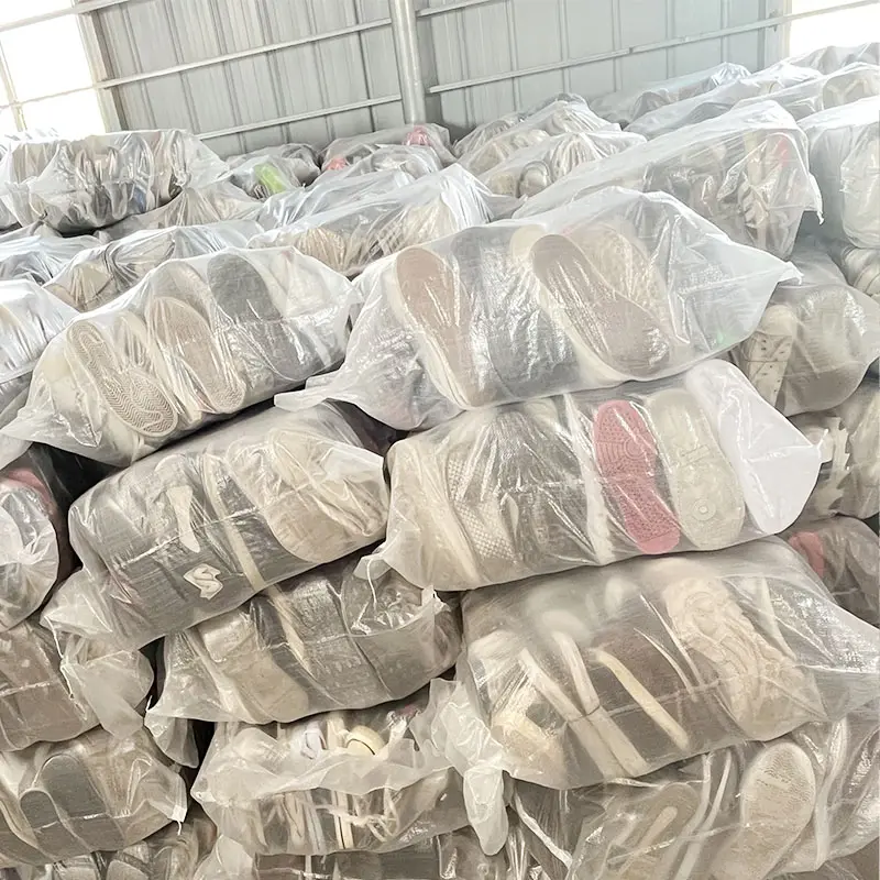 โรงงานโดยตรงLotสต็อกที่มีชื่อเสียงยี่ห้อMan High Topรองเท้าบู๊ทส์กีฬาลำลองมือสองใช้ผสมในกล่องBales