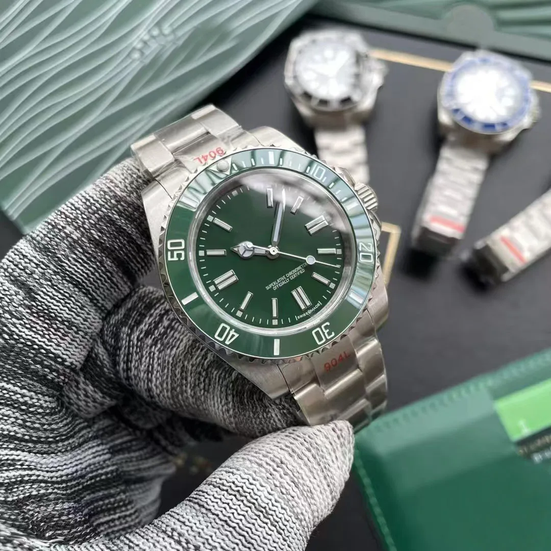 คุณภาพสูงผู้ชายหรูหราสแตนเลสสตีลควอตซ์นาฬิกากันน้ำคุณลักษณะ Miyota Movement Glass Dial ตัวชี้หน้าต่าง