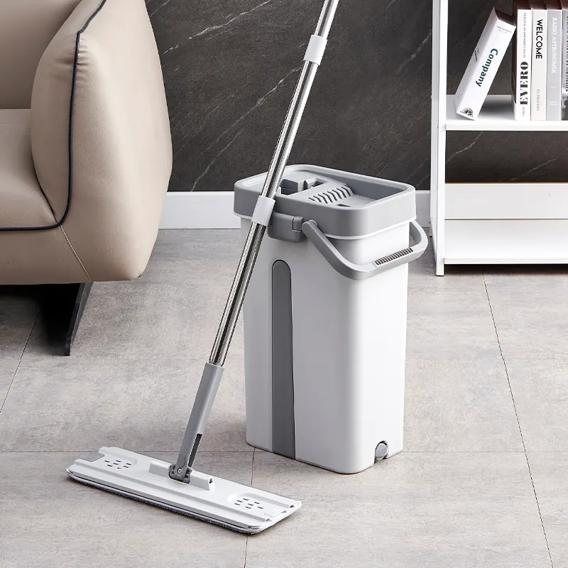 ชุดทำความสะอาดพื้นในครัวเรือนอย่างง่าย ม็อบไมโครไฟเบอร์แบบแบนพร้อมที่จับวิเศษแบบเลื่อนได้ ที่บีบเสาเหล็กและถังทำความสะอาด