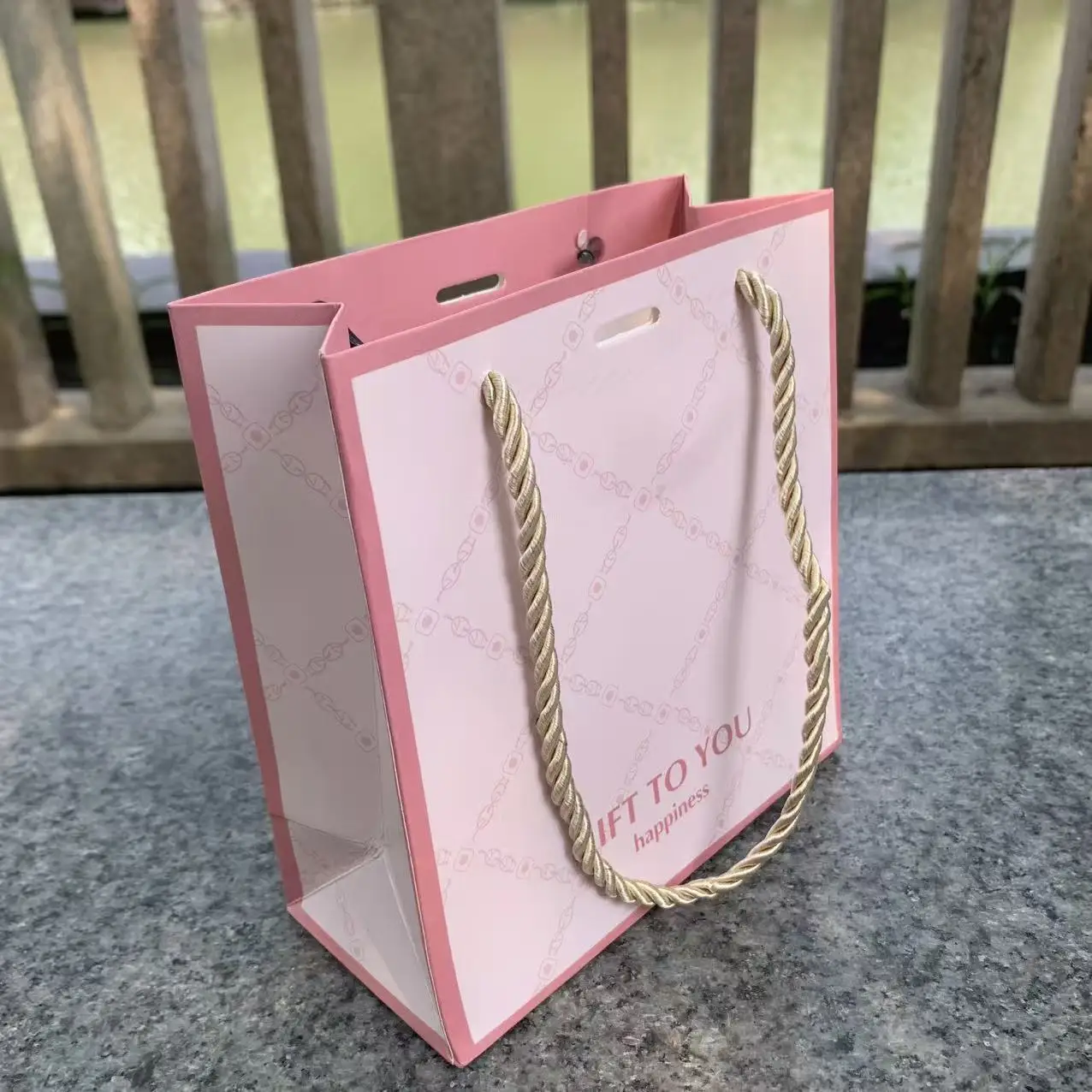 New ARRIVAL Luxury เป็นมิตรกับสิ่งแวดล้อม Tote ถุงกระดาษ Thicken เสื้อผ้าช้อปปิ้งโลโก้บรรจุภัณฑ์ของขวัญสีชมพูสีเขียวสีม่วงสำหรับซูชิใช้