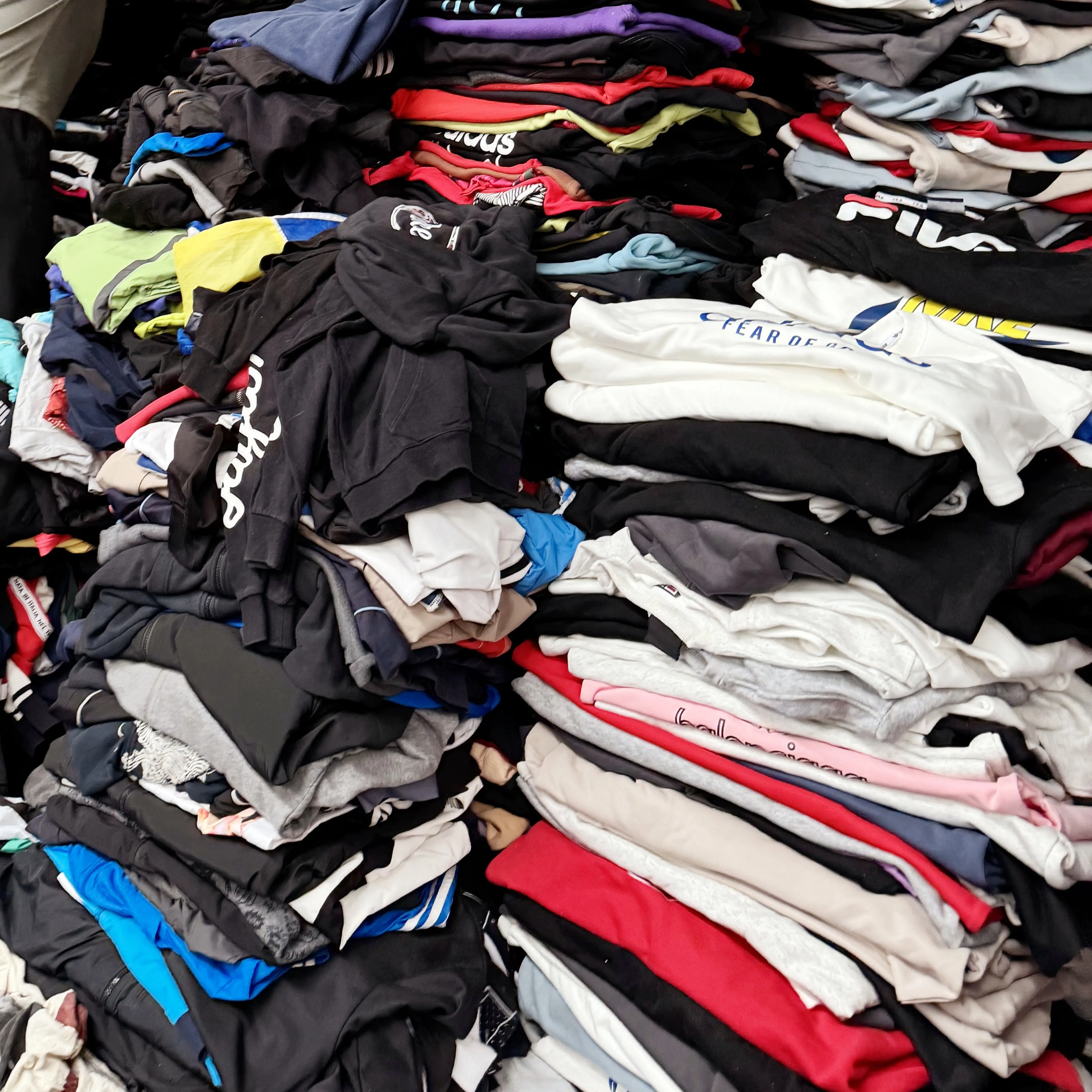 ขายส่งเสื้อยืดคุณภาพแบรนด์ Branded Used Hoody Bales กางเกงยีนส์แบรนด์มือสอง Preloved Ukay2 Premium สำหรับผู้ชาย