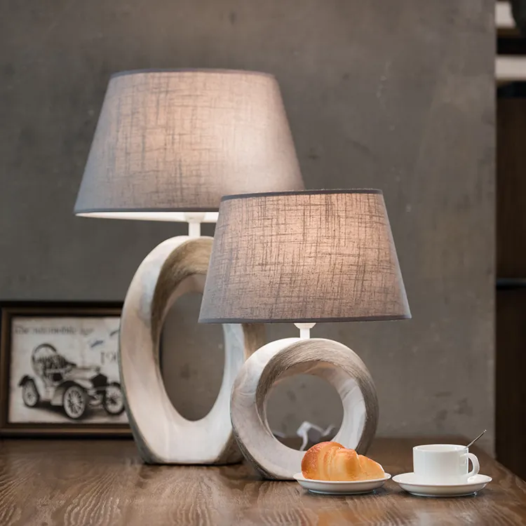 จีนขายส่งโคมไฟข้างเตียงโรงแรมราคาถูกโคมไฟตั้งโต๊ะสำนักงานสีขาววินเทจแบบกำหนดเองพร้อมโลโก้